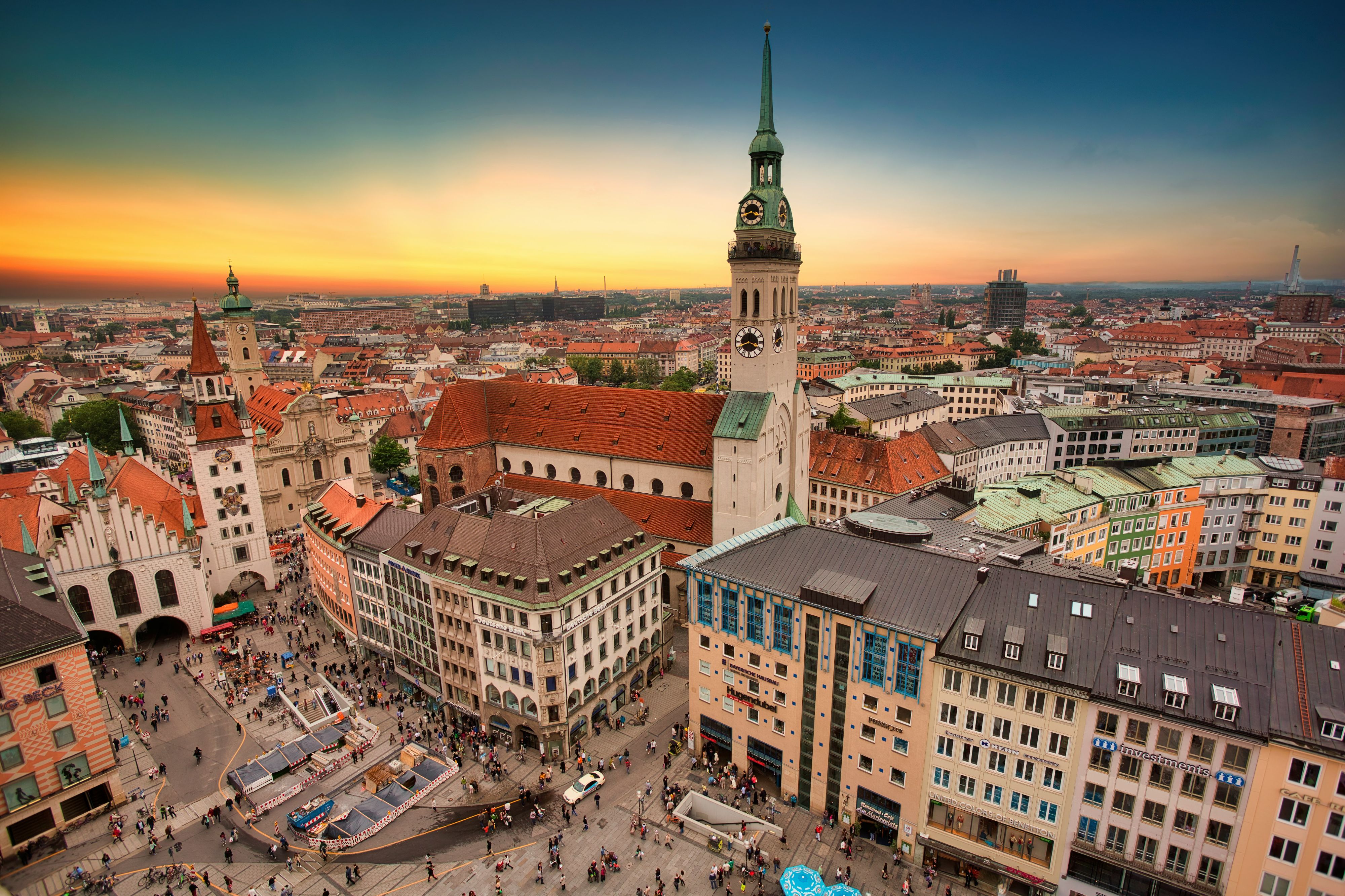 Foto von <a href="https://unsplash.com/de/@iankelsall1?utm_source=unsplash&utm_medium=referral&utm_content=creditCopyText">ian kelsall</a> auf <a href="https://unsplash.com/de/fotos/luftaufnahme-von-stadtgebauden-bei-sonnenuntergang-MEUvVqkU3QI?utm_source